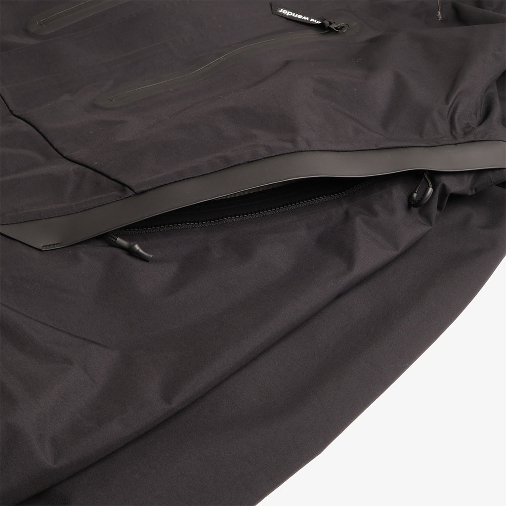 And Wander 2.5L Hiker Rain Jacket
