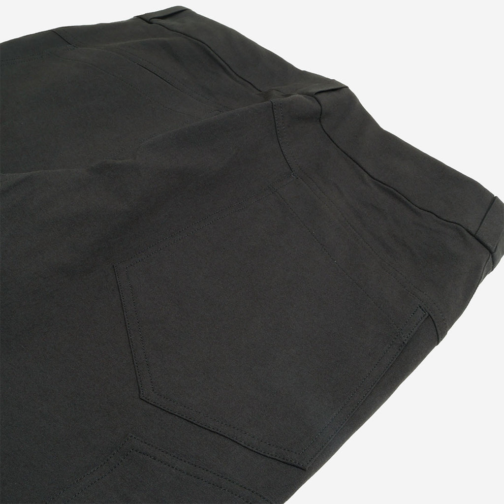 Articulated knee and seam detail, black Cronin AR pant