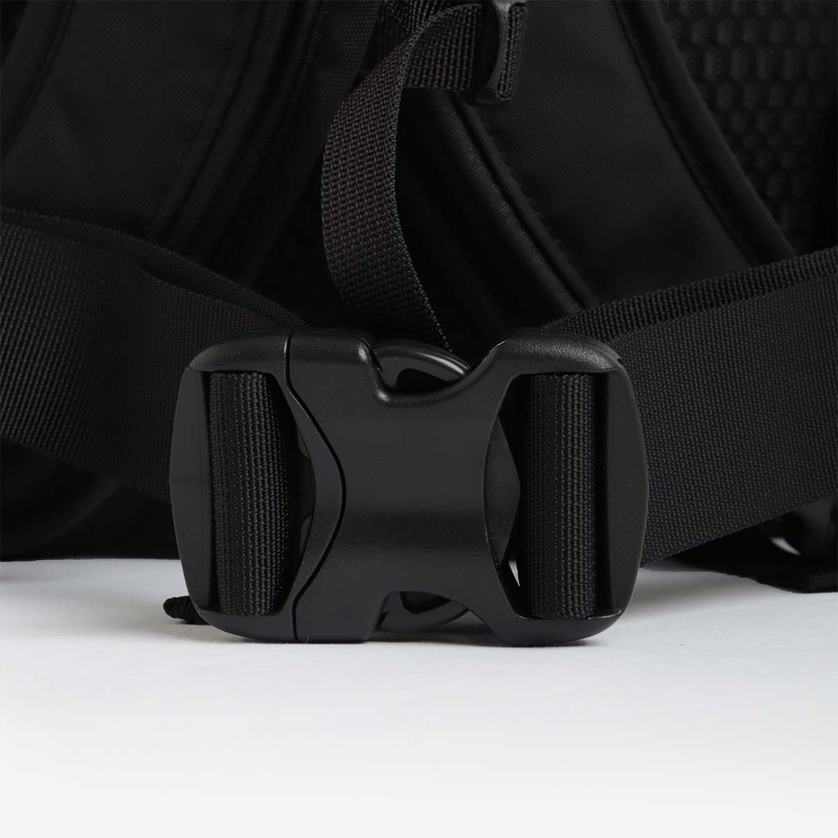 Cotopaxi Allpa 28L Travel Pack, Cotopaxi Black, Detail Shot 6