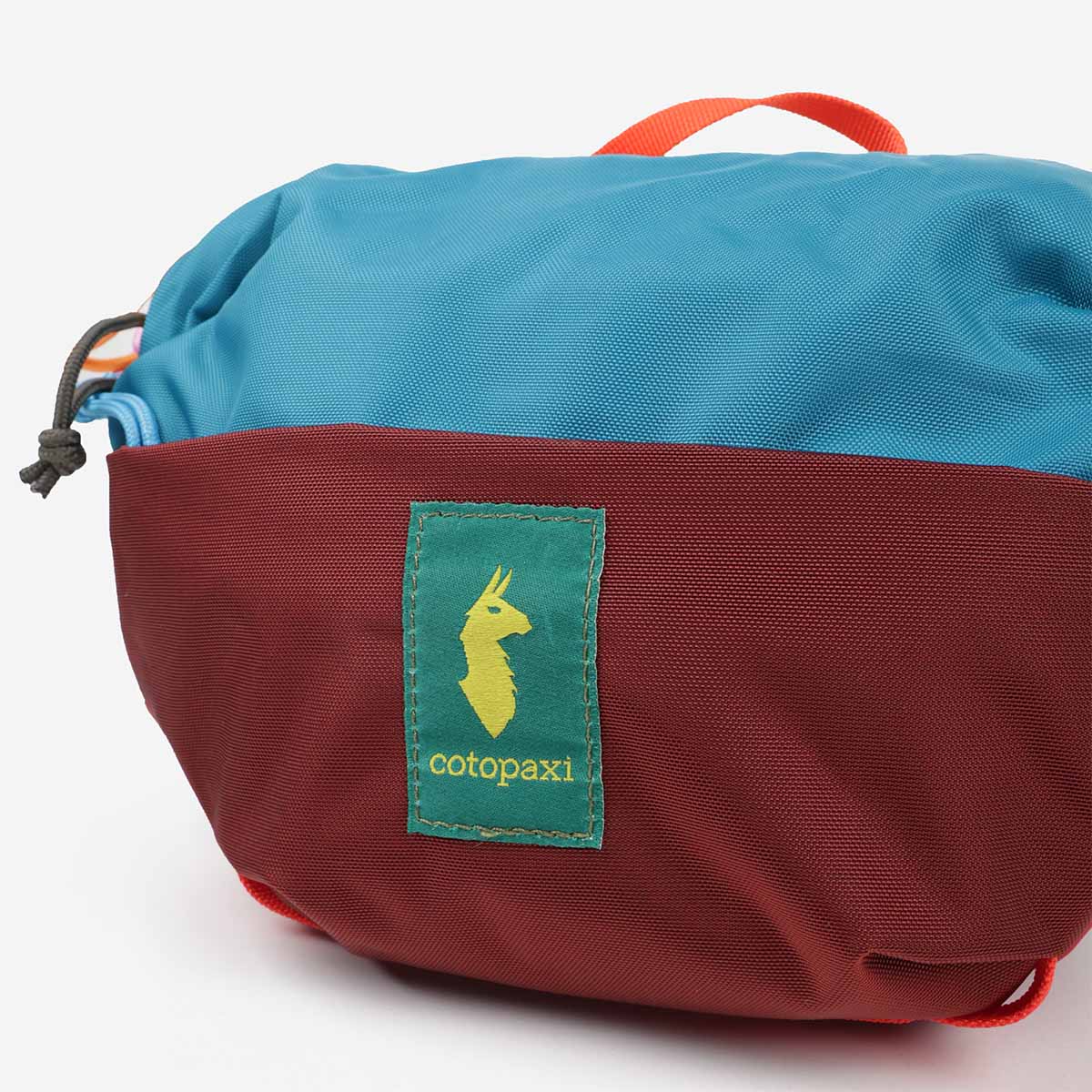 Front logo patch detail, Empacable 3L Sling