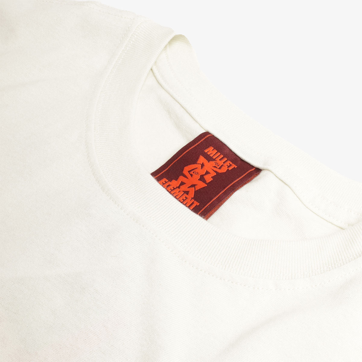Red woven inner neck label, natural cotton tee