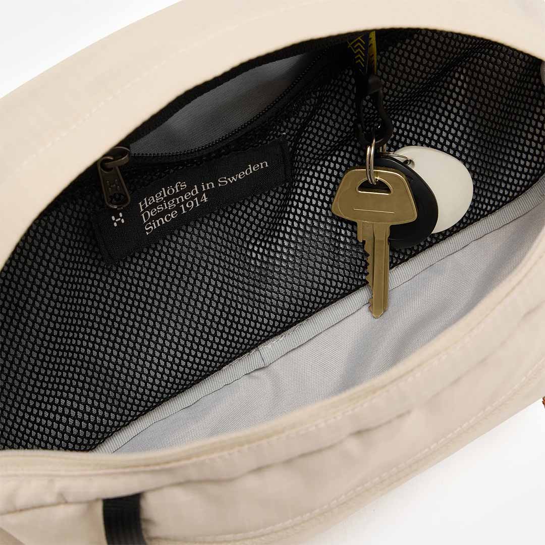 main Haglofs Tight Hip Pack 3.5L, Chalk Beige True Black, Detail Shot 4