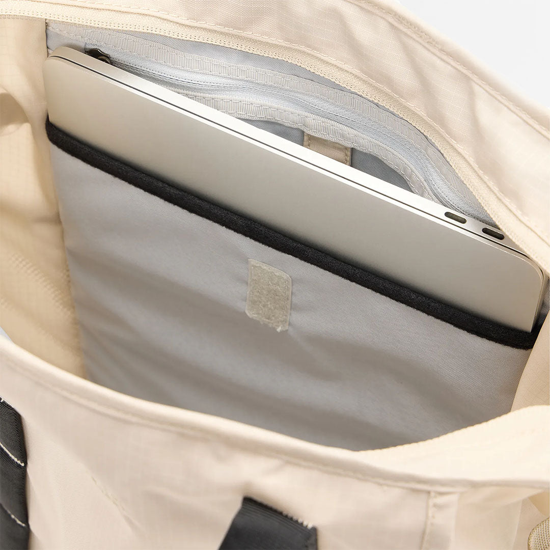 main Haglofs Tight Tote 25L, Chalk Beige True Black, Detail Shot 4