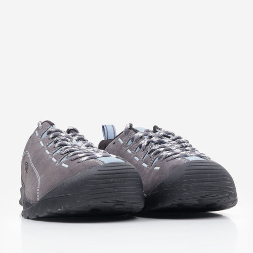 Front three-quarter view of the pair, Jasper shoes