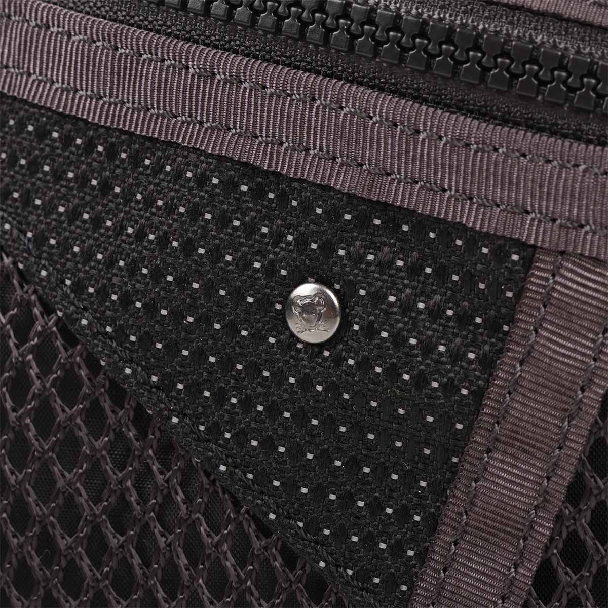Mesh front pocket and snap detail, black Algir bag