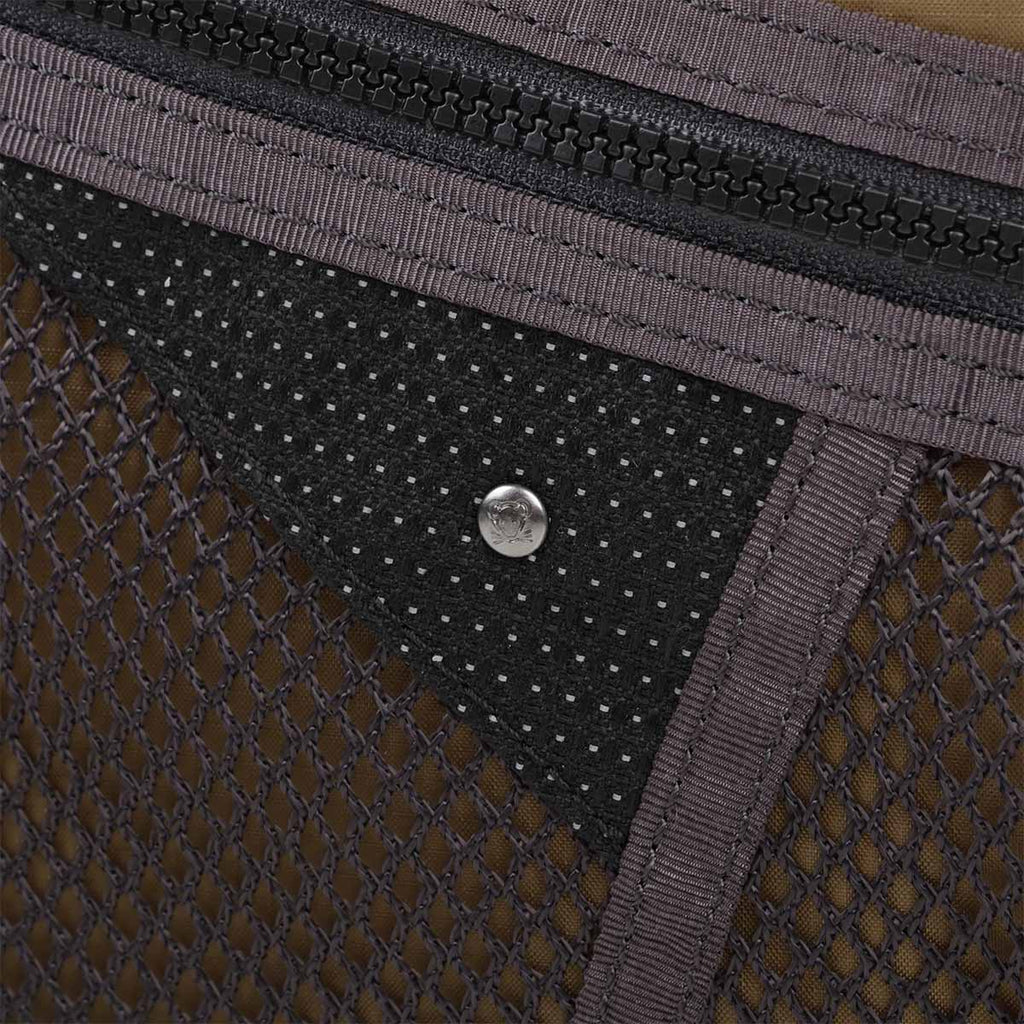 Mesh front pocket and snap detail, olive Algir bag