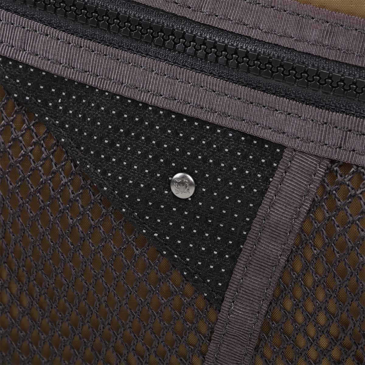 Mesh front pocket and snap detail, olive Algir bag