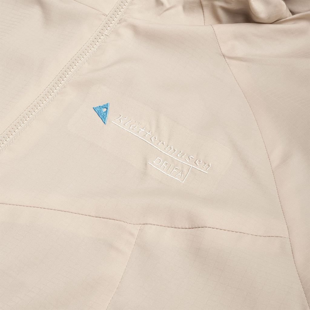 Klattermusen Drifa Hood Jacket, Fossil Tan, Detail Shot 2