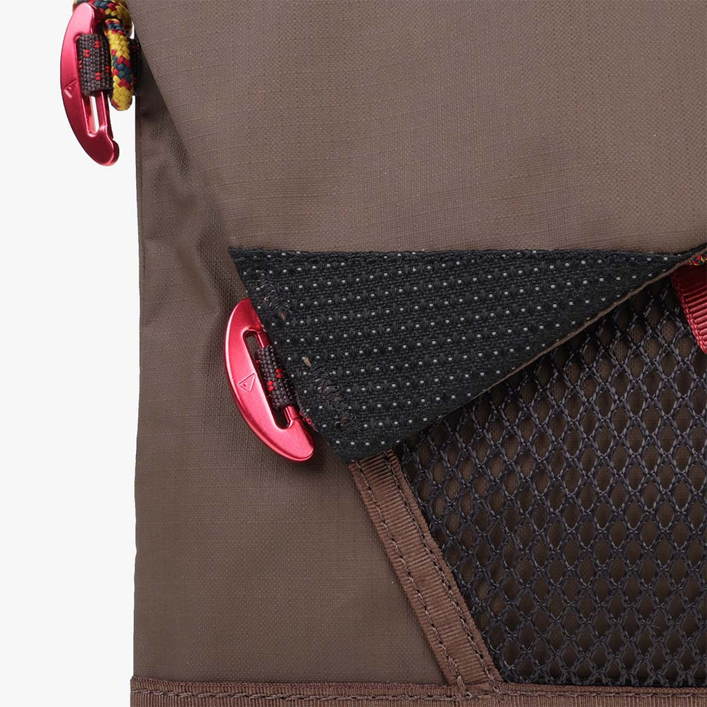 Mesh front pocket close-up, brown Hrid bag
