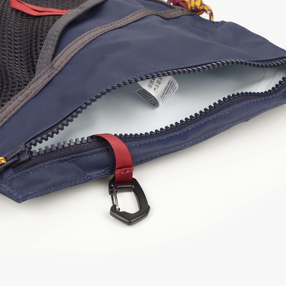 Open water resistant zip and interior, navy Hrid bag