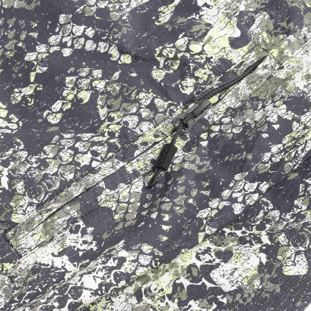 Front zip detail on the serpent camo Boulder jacket