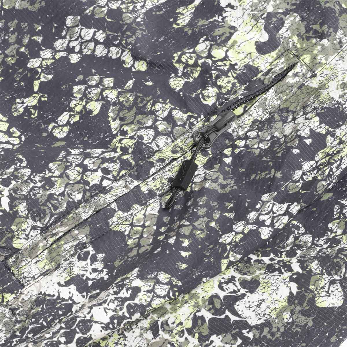 Front zip detail on the serpent camo Boulder jacket