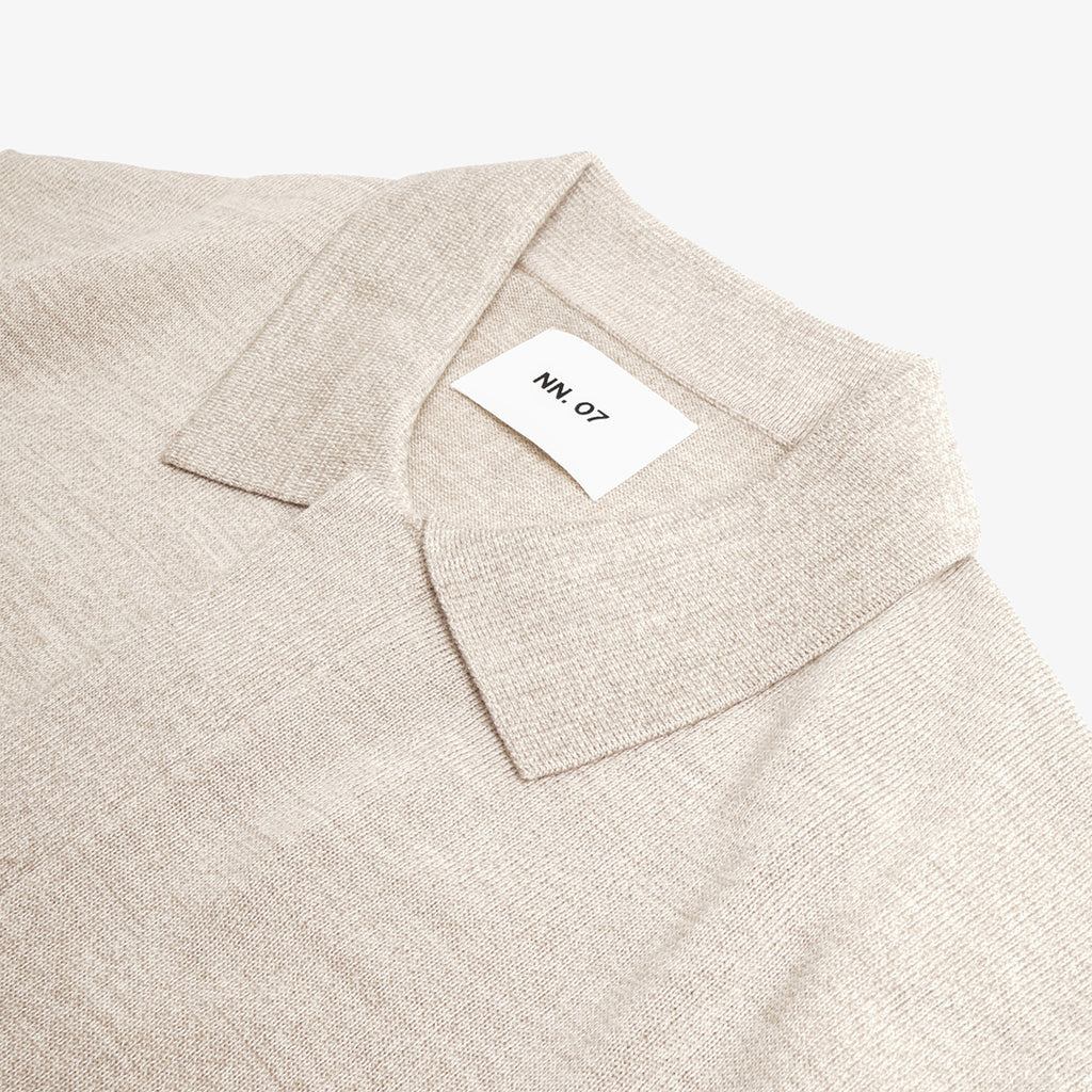 Knitted collar with NN.07 label, White Pepper merino polo