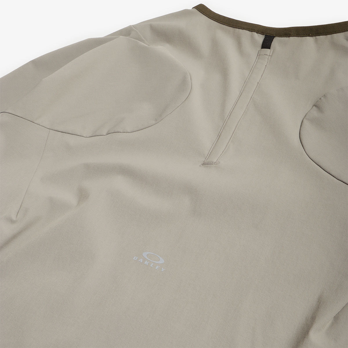 Oakley Latitude Flight Convert Shell T-Shirt, Boulder Green, Detail Shot 6