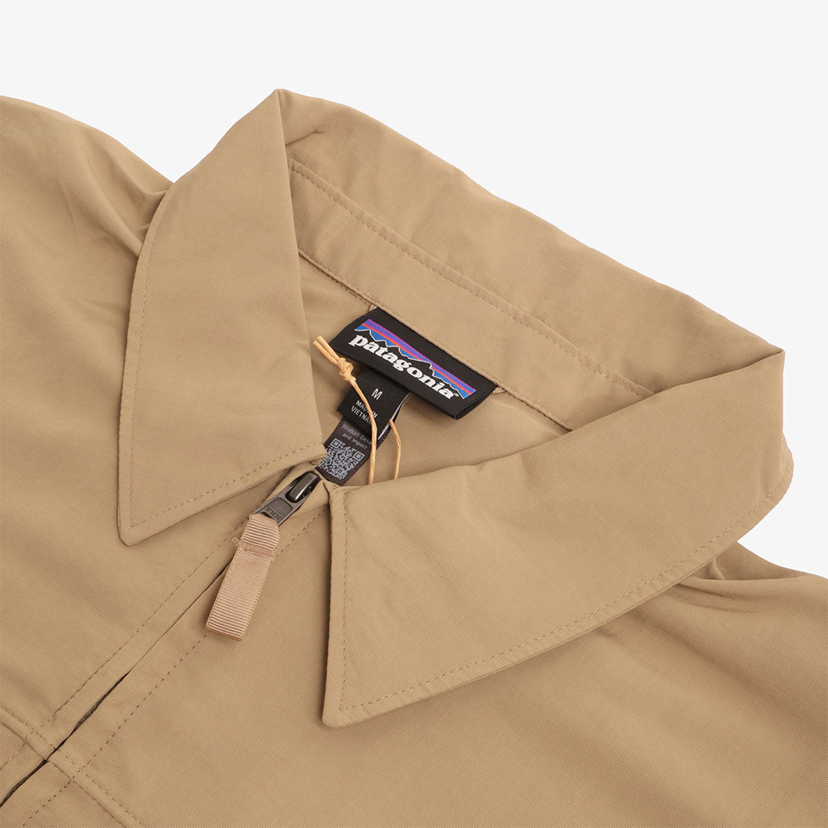 Collar, zip and Patagonia label, khaki Isthmus jacket