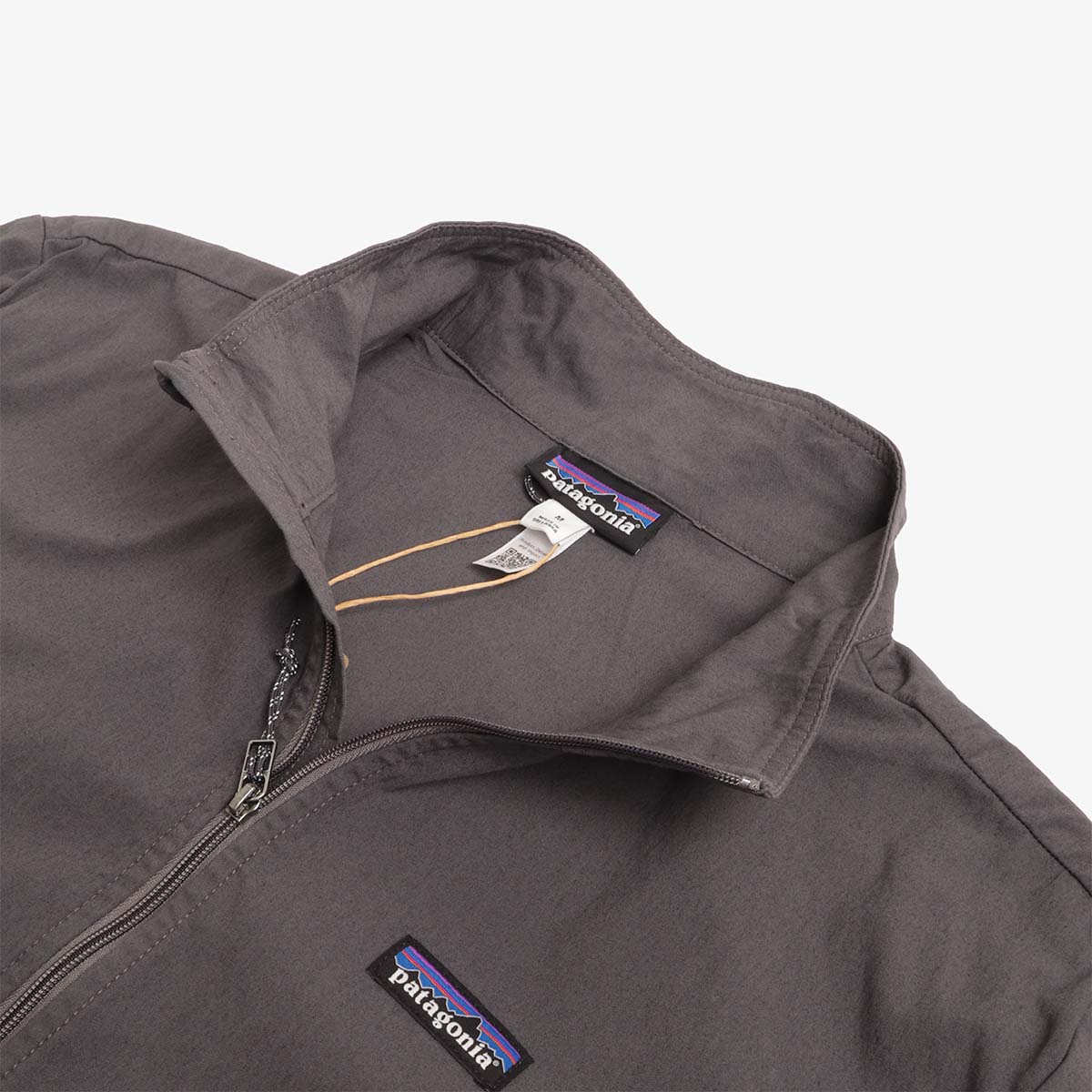 Collar and zip detail, forge grey Nomader jacket
