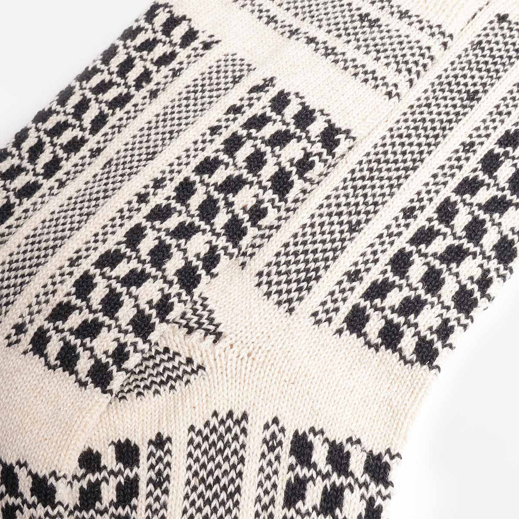 Rototo Desert Scarf Pattern Socks, Ecru Black, Detail Shot 3