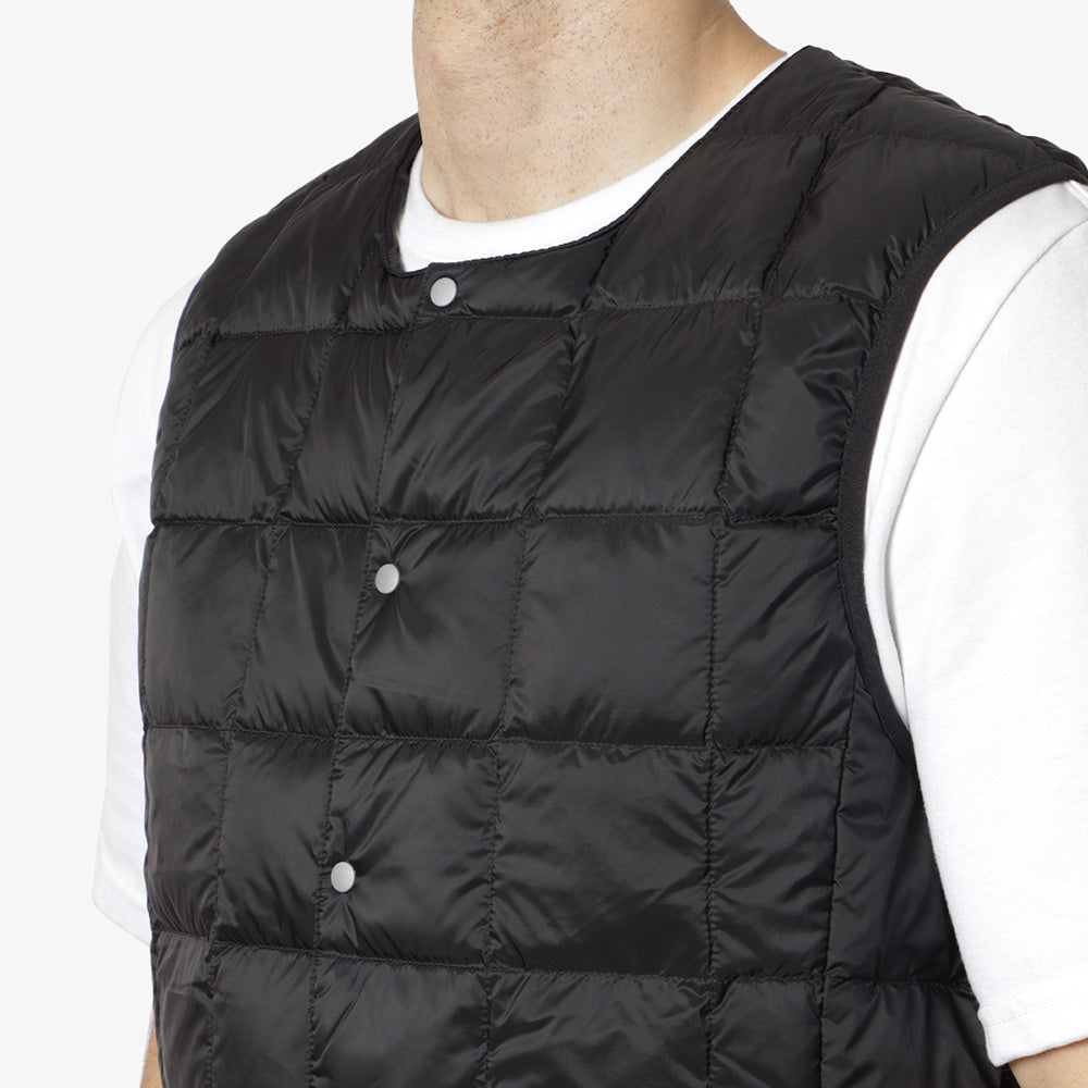 main Taion Crew Neck Button Down Vest, Black, Detail Shot 2