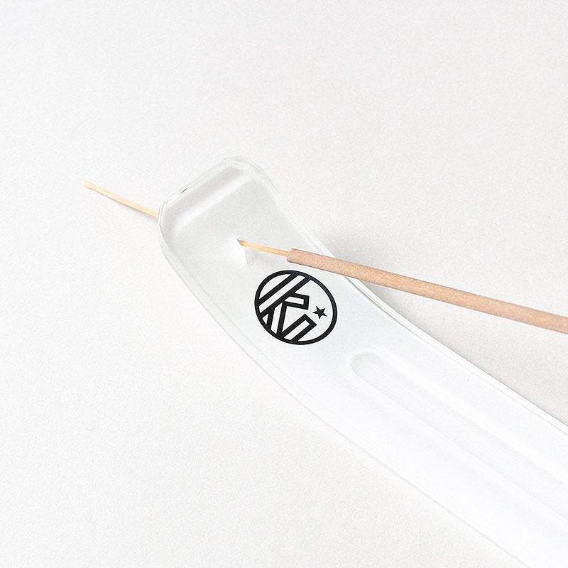 Kuumba Acrylic Tray Holder, White, Detail Shot 3